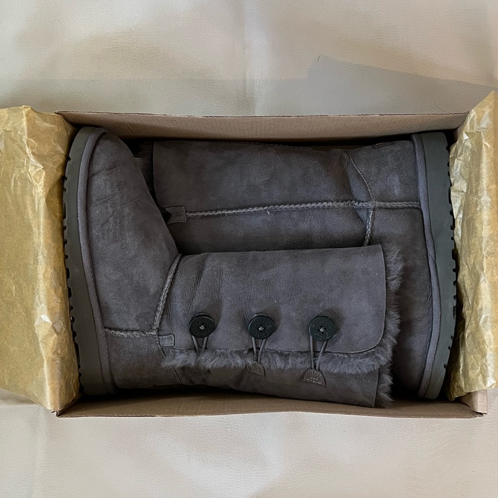 NIB KIDS AUTHENTIC UGGS K BAILEY BUTTON TRIPLET, GREY SIZE 3